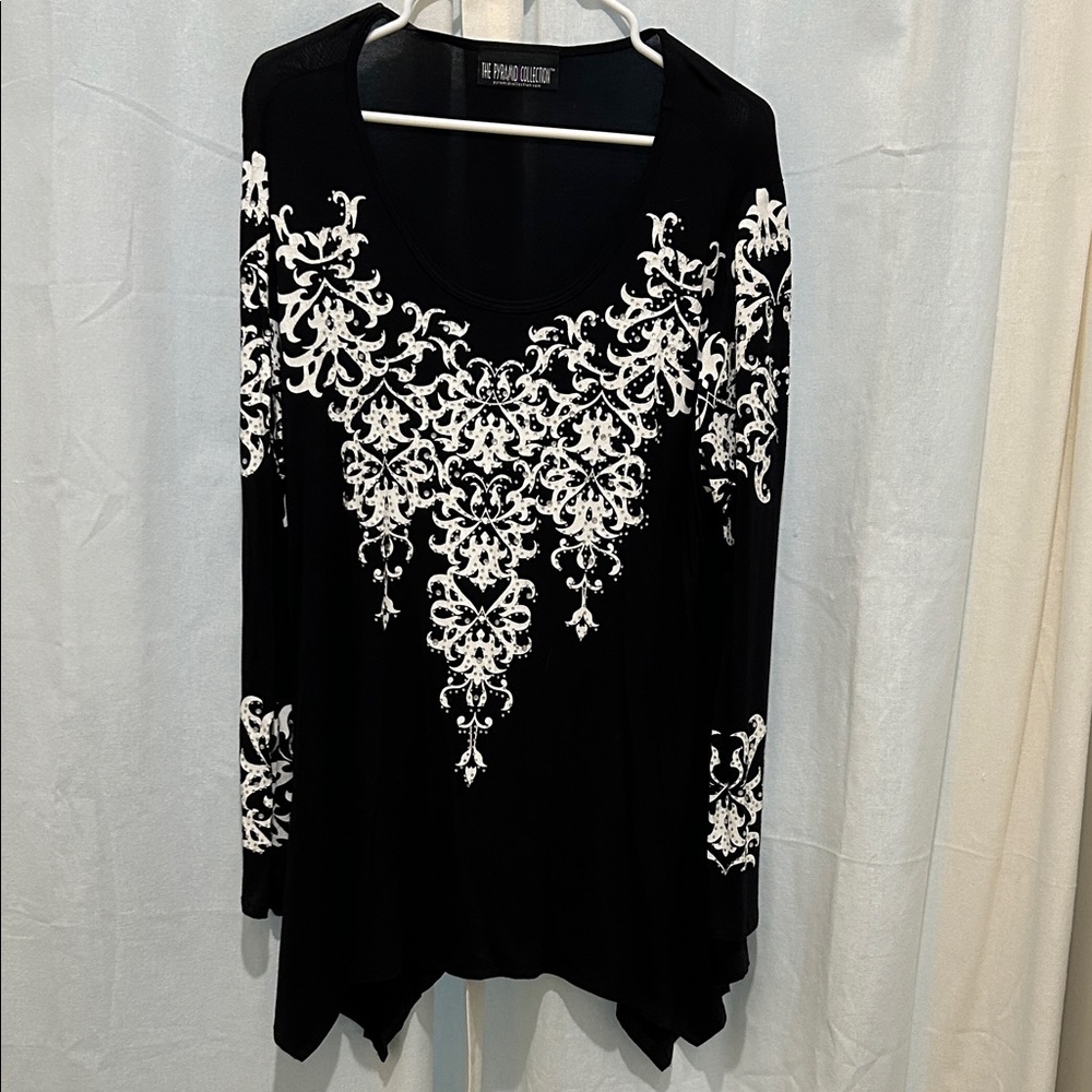 The Pyramid Collection Black Top with White Patterns